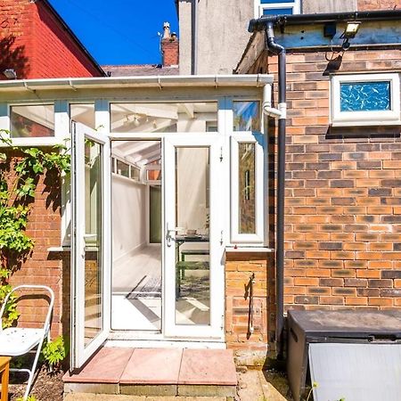 Large 4 Bedroom Home With Free Parking Near Mediacityuk 맨체스터 외부 사진
