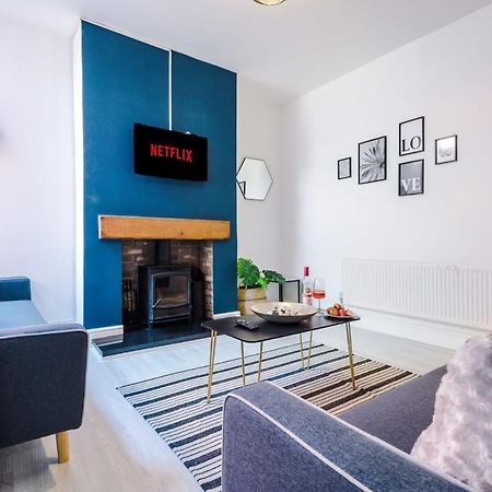 Large 4 Bedroom Home With Free Parking Near Mediacityuk 맨체스터 외부 사진