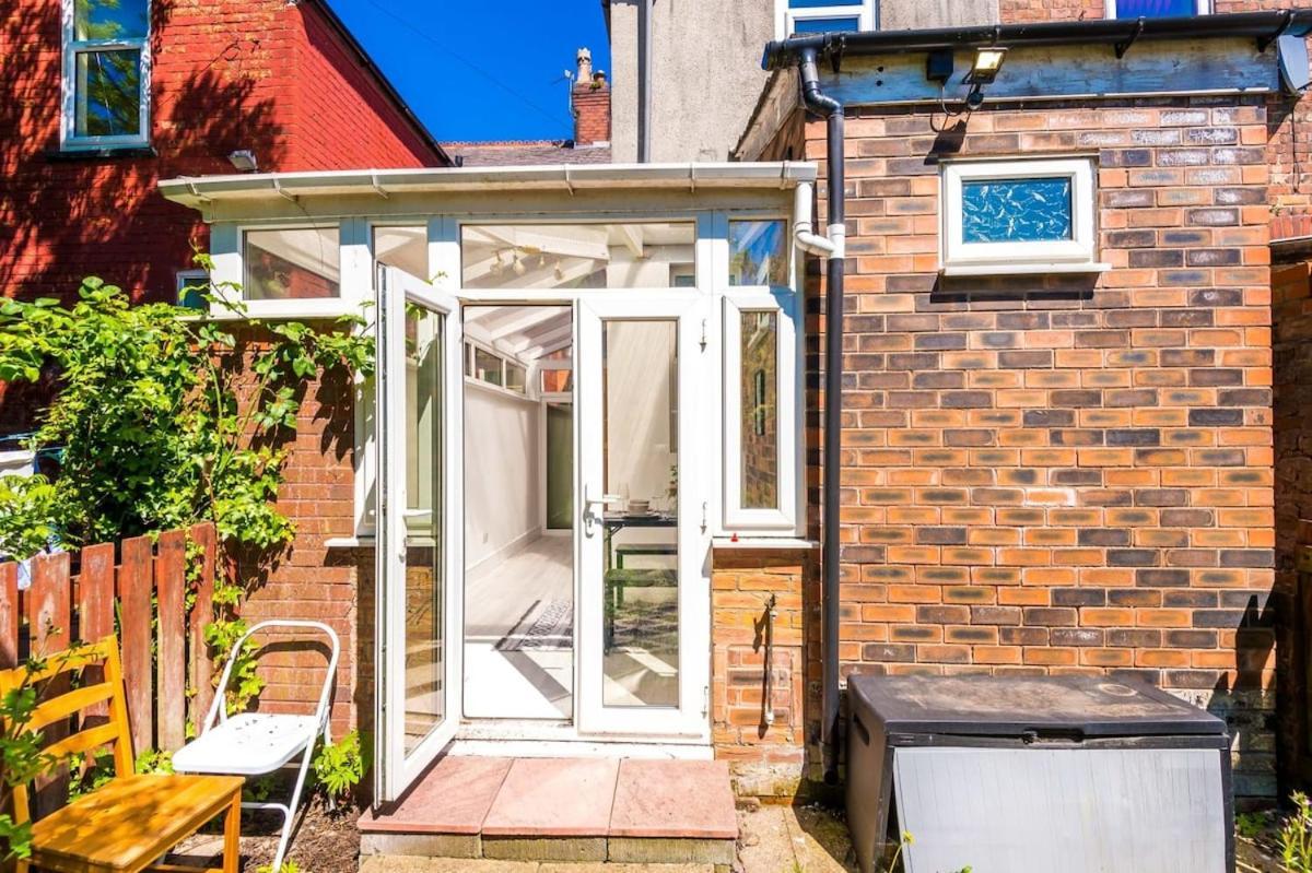 Large 4 Bedroom Home With Free Parking Near Mediacityuk 맨체스터 외부 사진