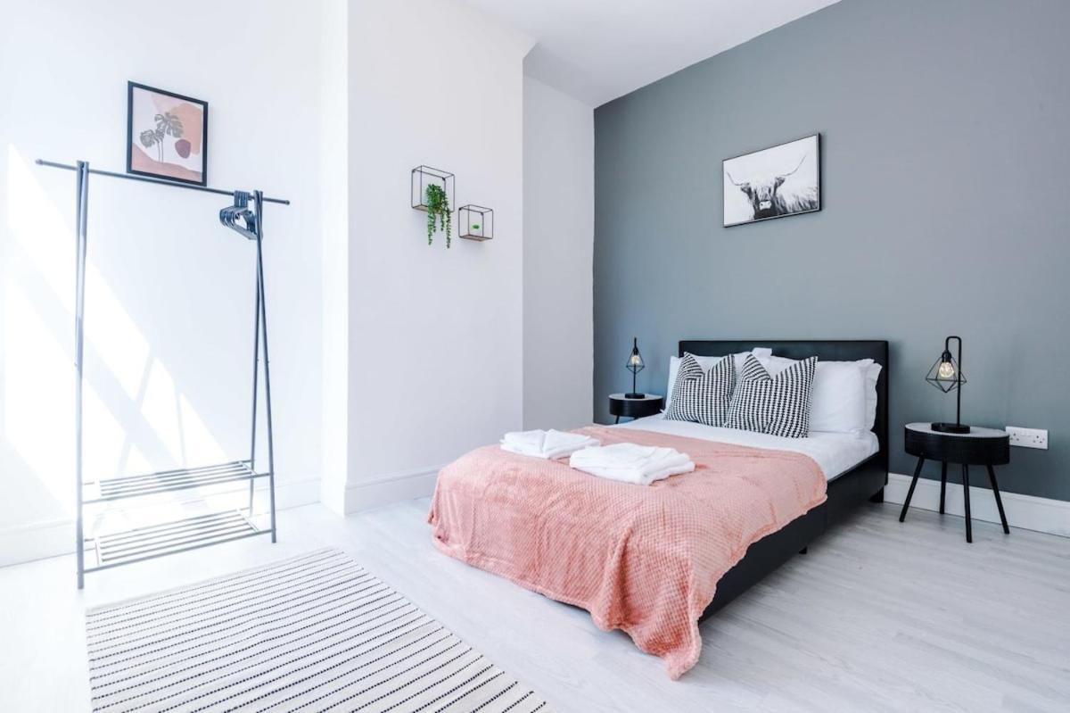 Large 4 Bedroom Home With Free Parking Near Mediacityuk 맨체스터 외부 사진