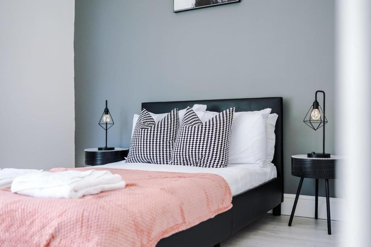 Large 4 Bedroom Home With Free Parking Near Mediacityuk 맨체스터 외부 사진