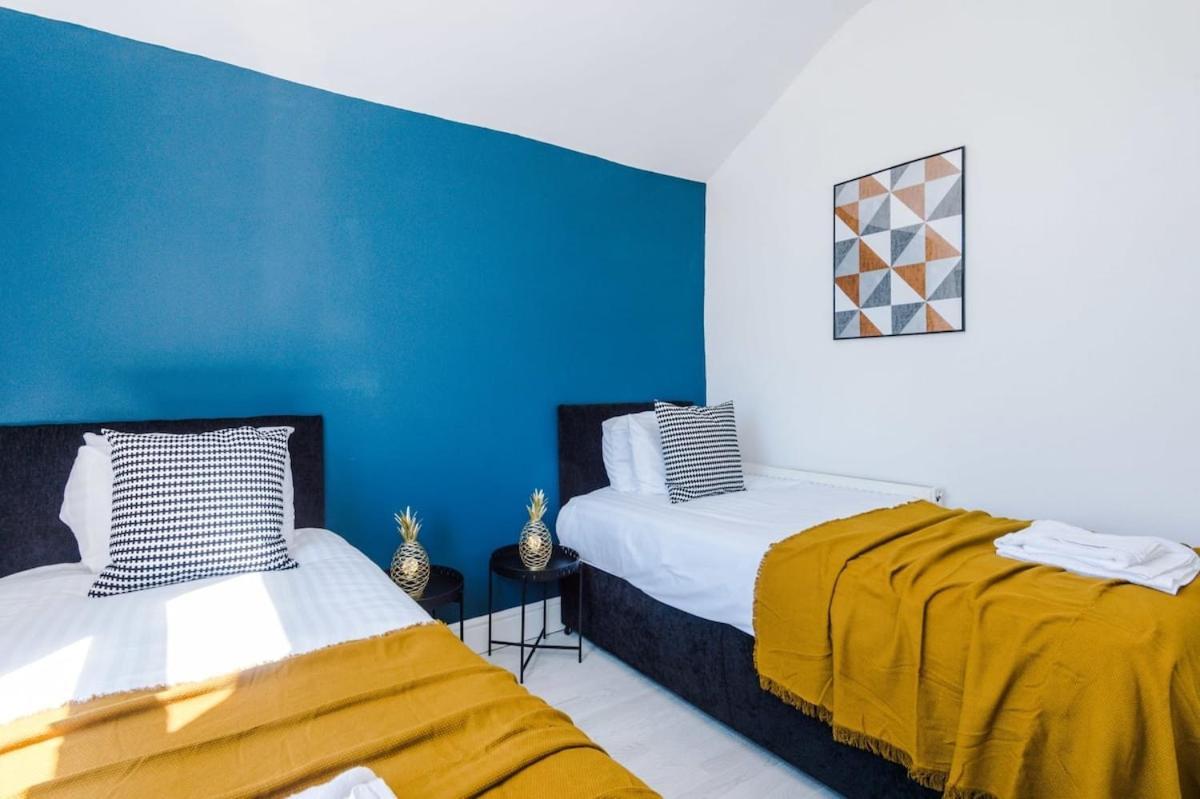Large 4 Bedroom Home With Free Parking Near Mediacityuk 맨체스터 외부 사진
