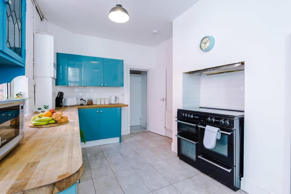 Large 4 Bedroom Home With Free Parking Near Mediacityuk 맨체스터 외부 사진