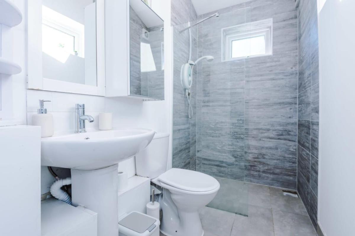 Large 4 Bedroom Home With Free Parking Near Mediacityuk 맨체스터 외부 사진