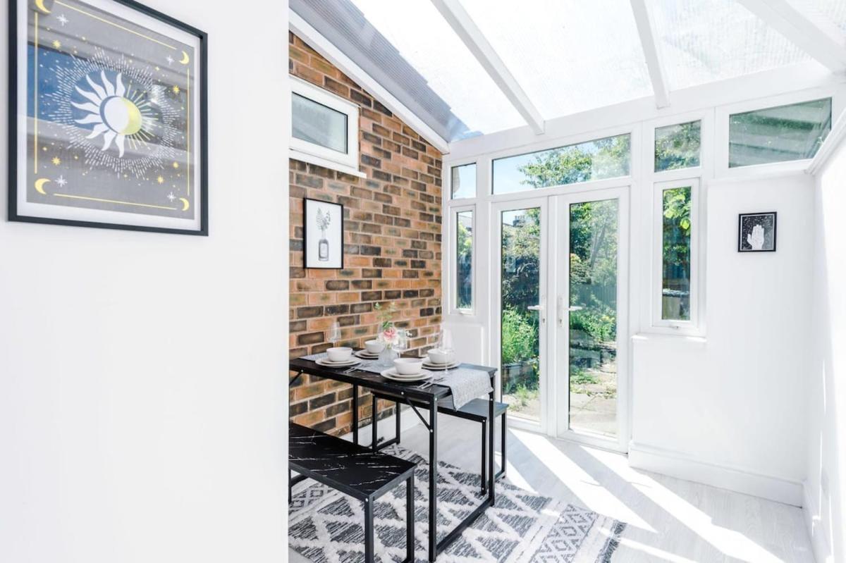 Large 4 Bedroom Home With Free Parking Near Mediacityuk 맨체스터 외부 사진
