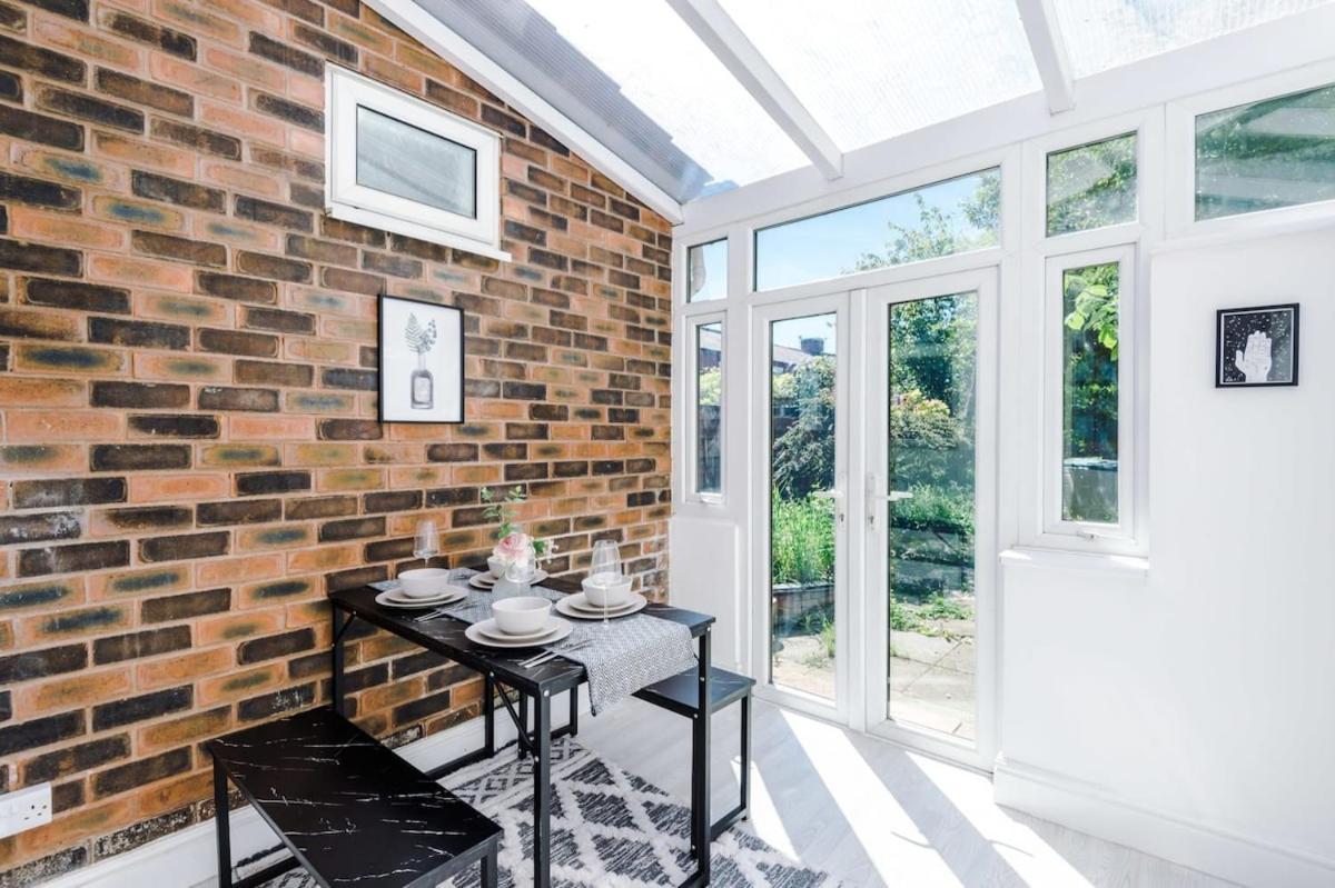 Large 4 Bedroom Home With Free Parking Near Mediacityuk 맨체스터 외부 사진