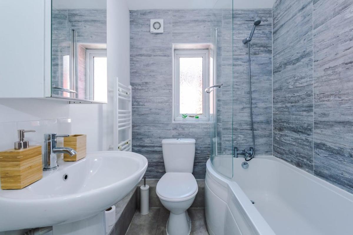 Large 4 Bedroom Home With Free Parking Near Mediacityuk 맨체스터 외부 사진